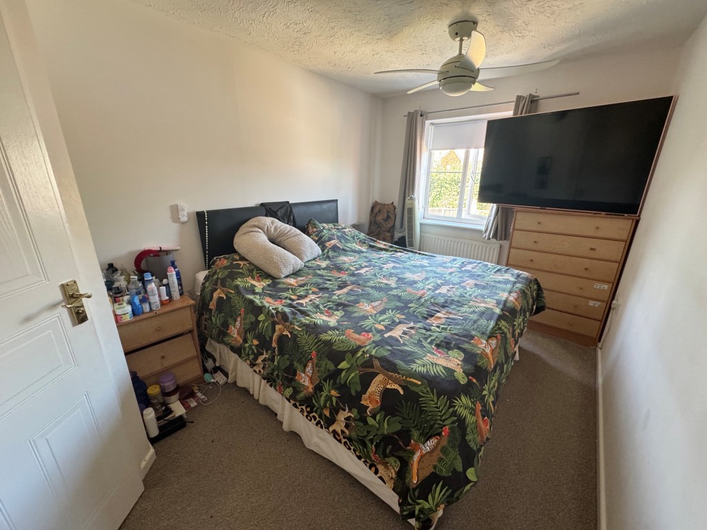 Lot: 208 - FREEHOLD THREE-BEDROOM SEMI-DETACHED HOUSE - A RESIDENTIAL INVESTMENT - Bedroom 1